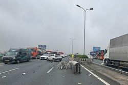 4 ô tô va chạm liên hoàn trên cao tốc Pháp Vân - Cầu Giẽ, ùn tắc hai chiều