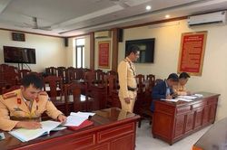 Từ phản ánh của người dân, Cảnh sát xử phạt tài xế xe biển xanh 'gùi' hàng hóa trên nóc