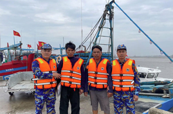 Bộ đội Biên phòng Ninh Bình kịp thời cứu 2 ngư dân trong vụ va chạm tàu trên biển