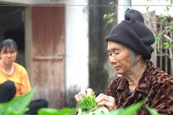 Bà ngoại tuổi 80 với ước mơ giữ lại mái nhà và ánh sáng đôi mắt cho cháu gái