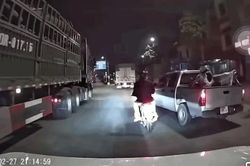 Hà Nội: Xác minh clip ô tô bán tải tạt đầu khiến xe máy chở trẻ em ngã trên Vành đai 3