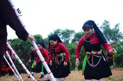 Trang nghiêm lễ xuống đồng, rộn ràng hội xuân Cao Lan