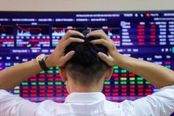 Chứng khoán hôm nay 2/3/2026: Sắc đỏ bao phủ, VN-Index mất hơn 34 điểm