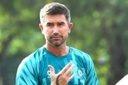 HLV Harry Kewell bức xúc tấm thẻ đỏ lạ khi Hà Nội FC thua Thể Công Viettel