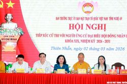Chủ tịch UBND tỉnh Nghệ An Võ Trọng Hải và các ứng cử viên đại biểu HĐND tỉnh tiếp xúc cử tri xã Thiên Nhẫn