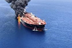Xuồng tự sát Iran lần đầu tấn công tàu dầu trên Vịnh Oman
