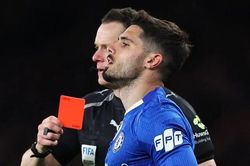 Chelsea nhận 'mưa' thẻ đỏ, HLV Rosenior ra thông điệp cứng rắn