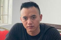 Tạm giữ tài xế bán tải tạt đầu xe máy, ép 3 người suýt vào cửa tử