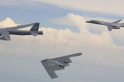 Mỹ huy động bộ ba máy bay ném bom chiến lược gồm B-1, B-2 và B-52 tấn công sâu vào lãnh thổ Iran