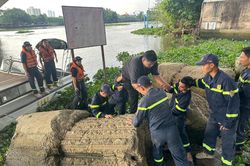 Cứu thanh niên nhảy cầu xuống sông Sài Gòn
