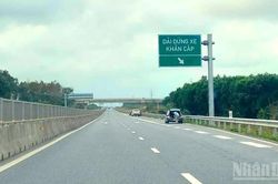 Quảng Trị: Dải dừng xe khẩn cấp trên cao tốc bắc-nam có nguy cơ thành bãi rác