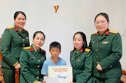 Đỡ đầu các em nhỏ khó khăn