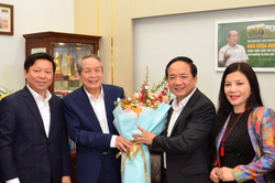 Ông Giáo sư...'đẻ' ra cỏ!