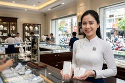 Giá bạc hôm nay 4/3: Bạc thế giới rơi về 82 USD, Phú Quý giảm sốc