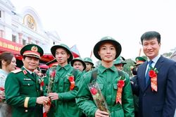 Tổng Tham mưu trưởng Quân đội nhân dân Việt Nam động viên tân binh Ninh Bình lên đường nhập ngũ