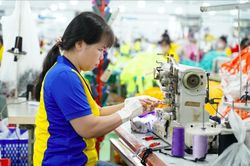 Hút vốn vào sợi, dệt, nhuộm: Khó khăn đang 'níu chân' ngành dệt may