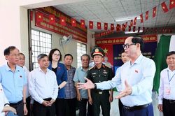 Phó Chủ tịch Quốc hội, Thượng tướng Trần Quang Phương kiểm tra công tác bầu cử tại xã Nhơn Ái, Cần Thơ