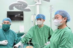 Nội soi bóc u nang buồng trứng khổng lồ, bảo tồn chức năng sinh sản cho thiếu nữ 15 tuổi