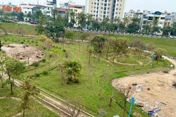 Vườn hoa Nhật Tân rác thải ngổn ngang, nhiều khu vực bị chiếm dụng