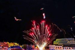 Ấn tượng màn biểu diễn drone đèn lồng Rồng - Phượng trên bầu trời Hội An