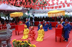 Bắc Ninh: Dòng người trẩy hội Đền Thần Nông