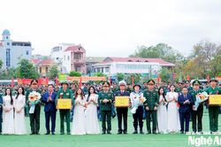 Chính ủy Quân khu 4 và Bí thư Tỉnh ủy Nghệ An động viên tân binh lên đường nhập ngũ