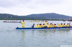 Đặc sắc lễ đua thuyền truyền thống biển Cửa Lò