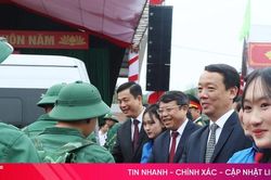 Chủ tịch UBND tỉnh tặng hoa chúc mừng, động viên tân binh lên đường tòng quân