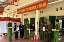Đội Chữa cháy và CNCH khu vực 6 tuyên truyền, hướng dẫn an toàn PCCC tại các điểm bầu cử