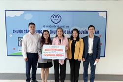 Chung tay vì trẻ em: Hanwha Life Việt Nam trao 100 triệu đồng tới Hội Bảo vệ quyền trẻ em Việt Nam