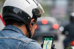 Đeo tai nghe để Google Maps chỉ đường khi tham gia giao thông có bị xử phạt không?