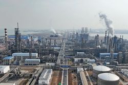 Bloomberg: Trung Quốc tạm ngừng xuất khẩu xăng dầu