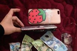Tôi vừa bỏ ngay việc cất tiền trong ốp điện thoại!