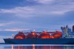 Cước vận chuyển LNG tăng hơn sáu lần lên 300.000 USD mỗi ngày do tác động chiến tranh ở Iran