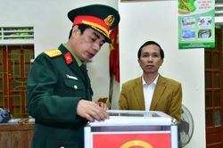 Chỉ huy trưởng Bộ Chỉ huy Quân sự tỉnh Đinh Bạt Văn kiểm tra công tác bầu cử