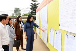 Phó Chủ tịch HĐND tỉnh Phạm Thị Minh Xuân kiểm tra công tác chuẩn bị bầu cử tại xã Bình Ca