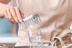 Dùng nước sôi tráng bình sữa có đủ an toàn cho trẻ nhỏ?