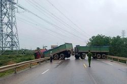 Xe đầu kéo va chạm xe máy, 2 người tử vong tại chỗ