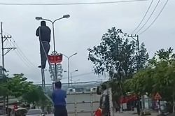 CSGT Quảng Ngãi xác minh xe biển xanh chở người 'làm xiếc' trên quốc lộ