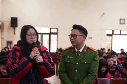 Trường học phối hợp với lực lượng công an để tuyên truyền PCTH thuốc lá
