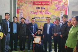 Lãnh đạo Ban Tuyên giáo và Dân vận Tỉnh ủy chúc thọ người cao tuổi trên địa bàn xã Quý Hòa và Hoa Thám