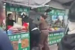 Người phụ nữ bị hành hung vì tranh cãi với bà hàng nước