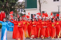 Phụ nữ Thành Vinh đồng diễn dân vũ, diễu hành 'Duyên dáng áo dài' nhân dịp 8/3