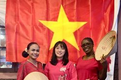 'Hoa xương rồng' trong nắng gió châu Phi