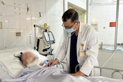 Chủ quan nghĩ cảm cúm thông thường, cụ bà 83 tuổi phải thở máy cấp cứu