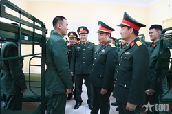 Bộ CHQS tỉnh Quảng Ninh kiểm tra, động vi&ecirc;n huấn luyện dự kh&oacute;a chiến sĩ mới tại Trung đo&agrave;n 244