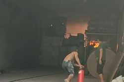 Cháy xưởng giấy, công nhân nhanh trí dùng xe nâng cứu hàng