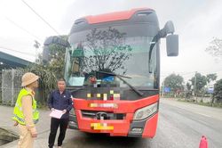 Xe ô tô khách 19 chỗ chở tới 60 người bị xử phạt hơn 223 triệu đồng