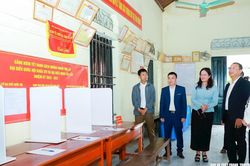 Ủy viên Ban Thường vụ Tỉnh ủy, Giám đốc Sở Xây dựng Phạm Hồng Quang kiểm tra công tác chuẩn bị bầu cử