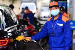 Người nước ngoài sang Việt Nam mua xăng, cơ quan chức năng vào cuộc